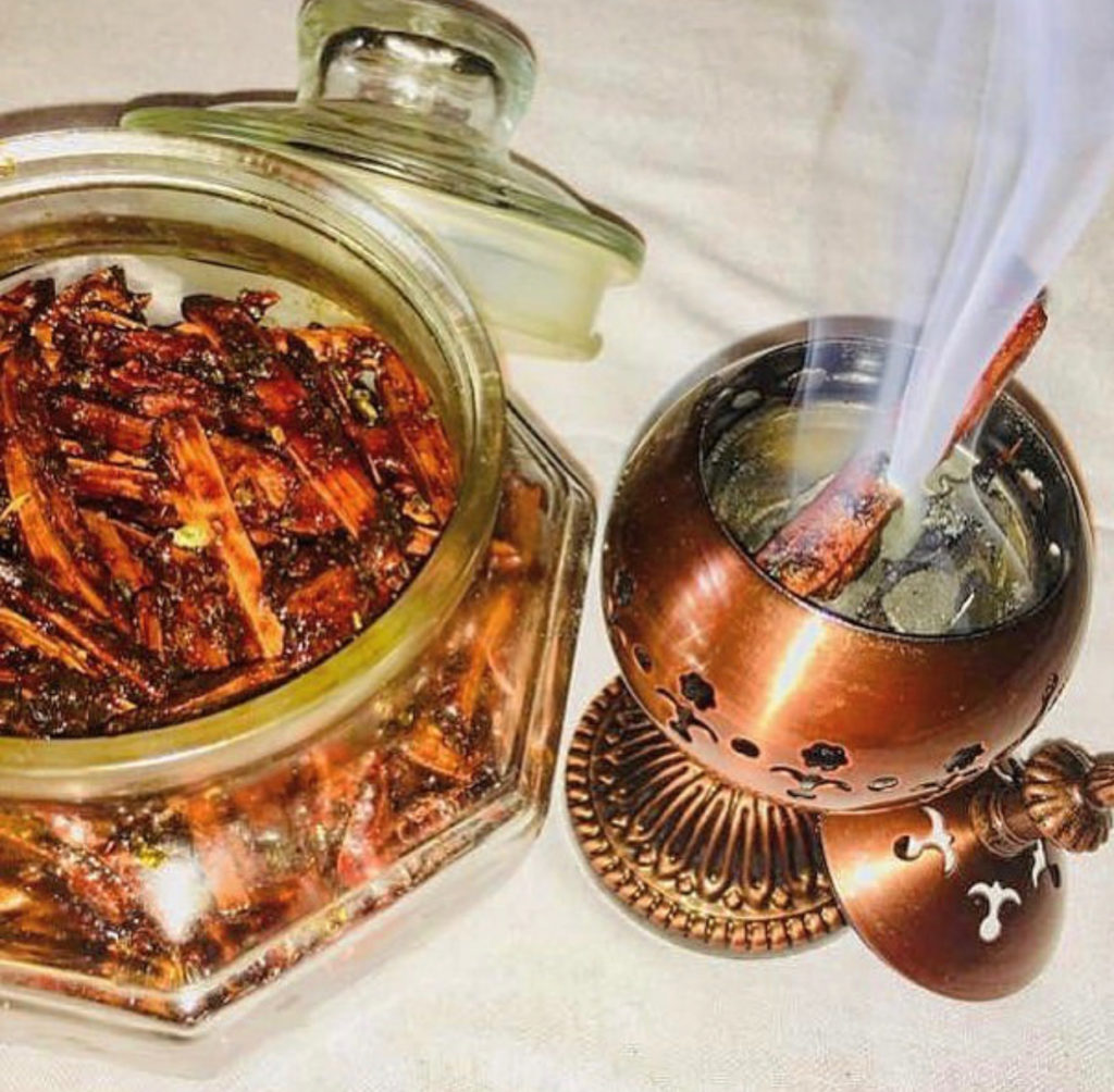 Article : Le Doukhane : plus qu&rsquo;un alli&eacute; de la maison, une religion