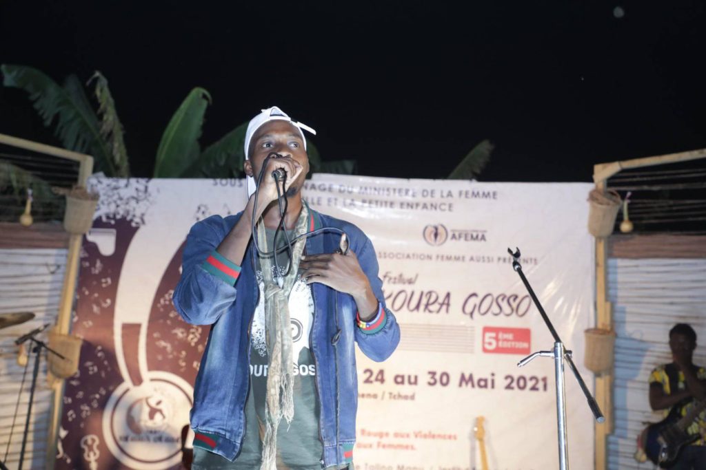 Article : Le slameur nigérien Joël Gandi et les passeurs de mots de N’Djaména sur la scène du Festival Koura Gosso