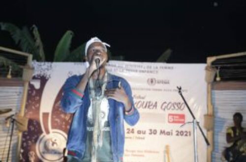 Article : Le slameur nigérien Joël Gandi et les passeurs de mots de N’Djaména sur la scène du Festival Koura Gosso