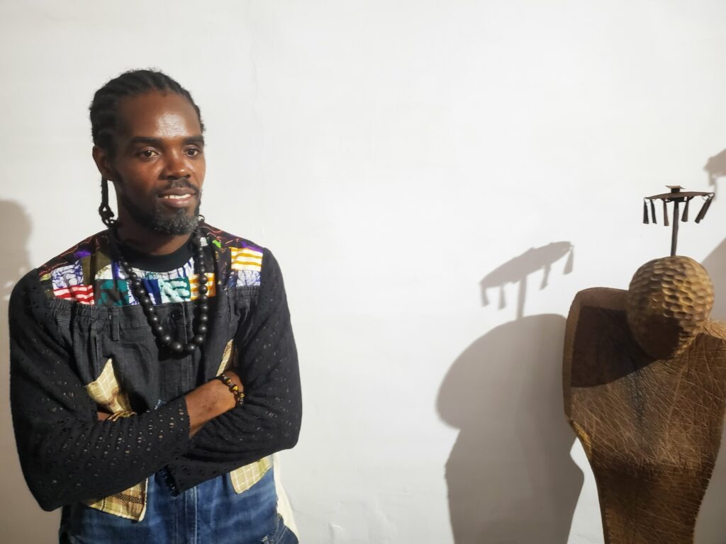 Article : Dodji Agbétoglo : Un talent sculpté dans l’ombre de la précarité artistique￼￼